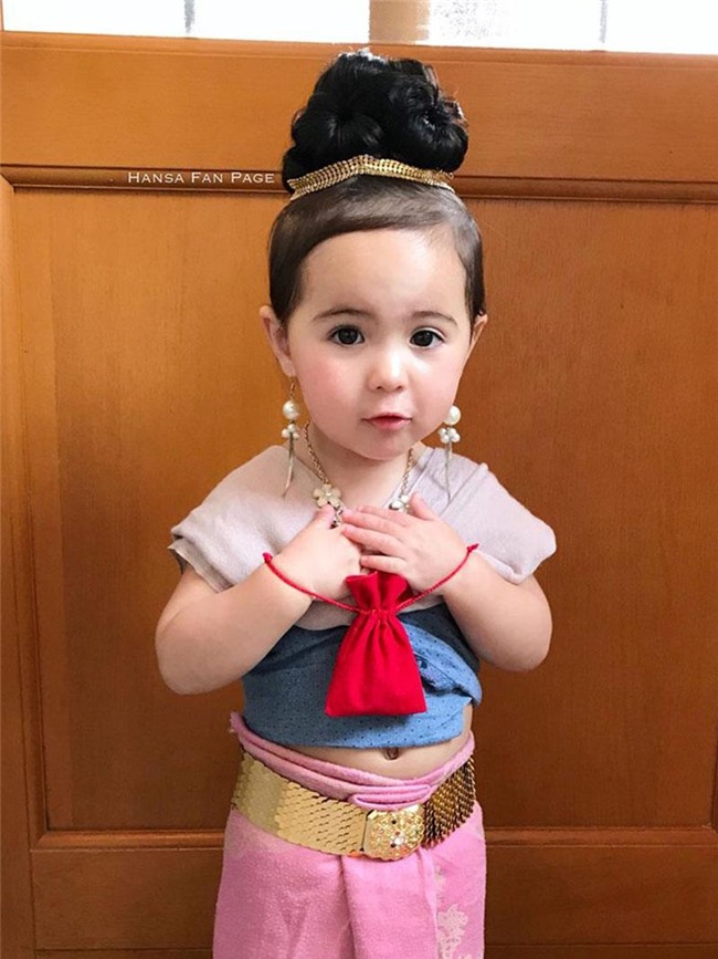 chi mac trang phuc truyen thong, co be lai 2 tuoi khien bao ba me muon co con gai - 15