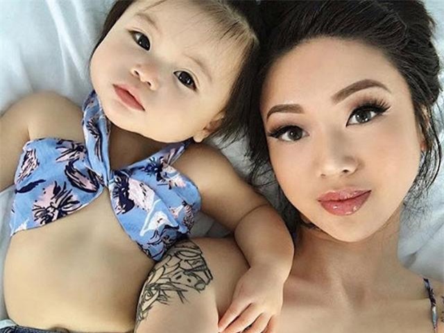 Mẹ trẻ xinh xuất sắc gây sốt với bộ ảnh nằm tạo dáng ngộ nghĩnh cùng con gái