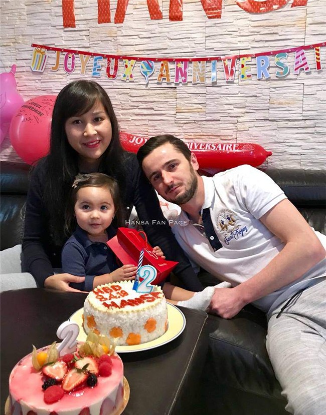 chi mac trang phuc truyen thong, co be lai 2 tuoi khien bao ba me muon co con gai - 6