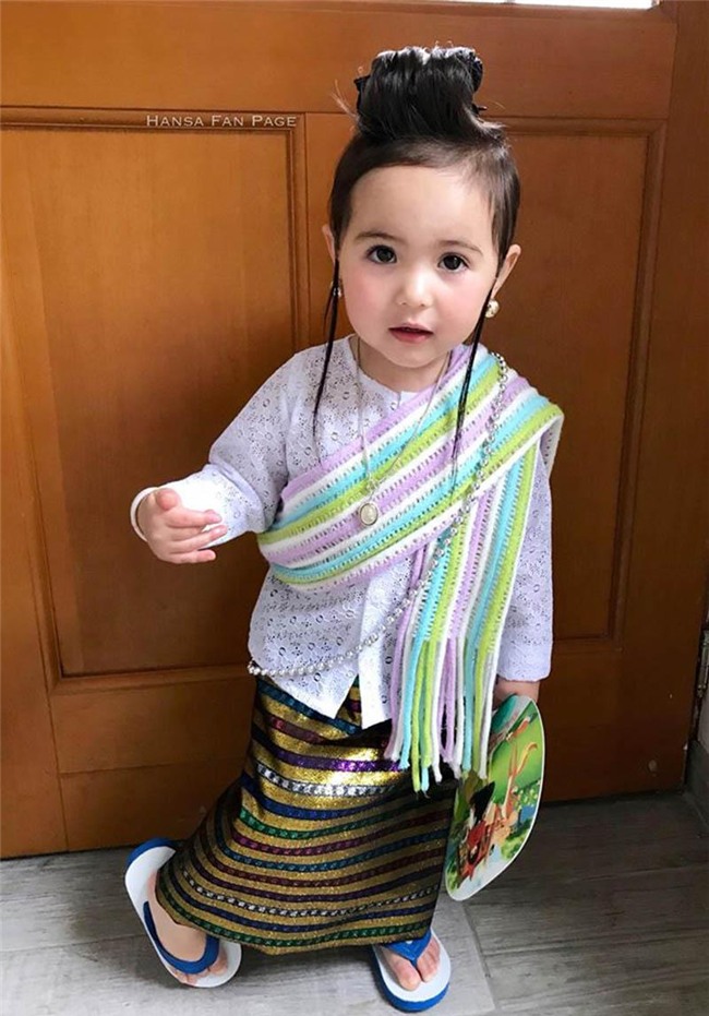 chi mac trang phuc truyen thong, co be lai 2 tuoi khien bao ba me muon co con gai - 8