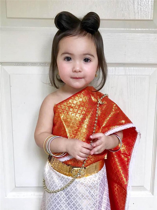 chi mac trang phuc truyen thong, co be lai 2 tuoi khien bao ba me muon co con gai - 9