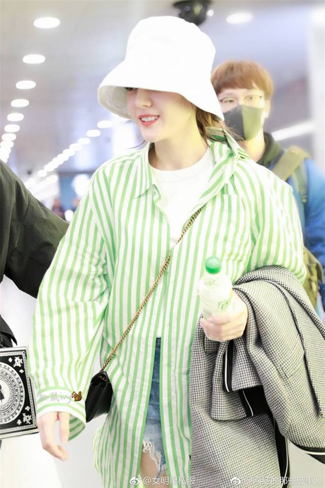 Đội mũ đánh cá, Địch Lệ Nhiệt Ba gây bão tại sân bay vì quá cute khi cười ngặt nghẽo - Ảnh 1.