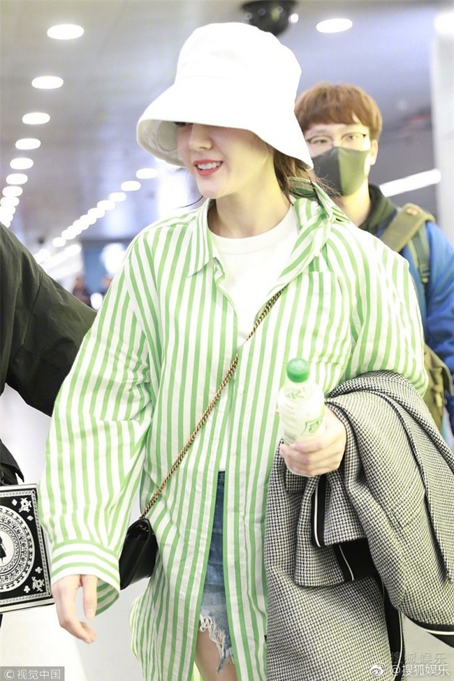 Đội mũ đánh cá, Địch Lệ Nhiệt Ba gây bão tại sân bay vì quá cute khi cười ngặt nghẽo - Ảnh 4.