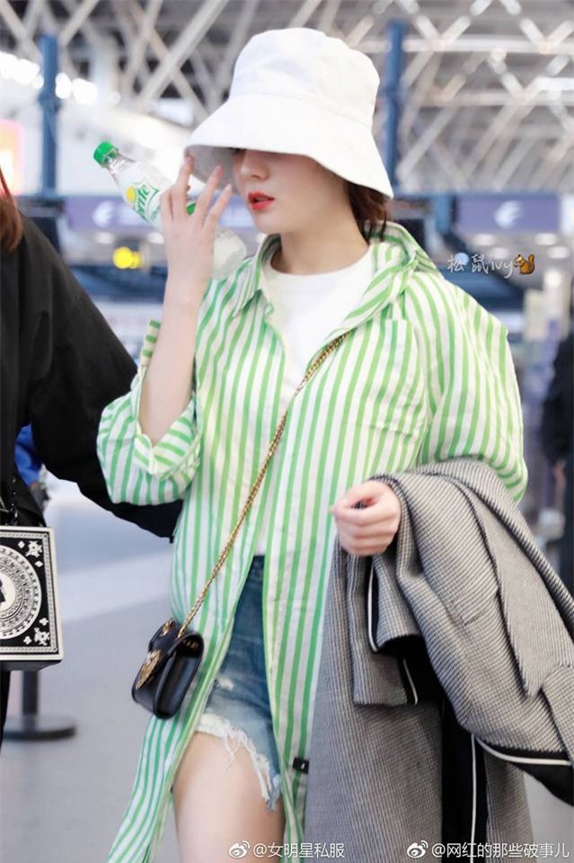 Đội mũ đánh cá, Địch Lệ Nhiệt Ba gây bão tại sân bay vì quá cute khi cười ngặt nghẽo - Ảnh 7.