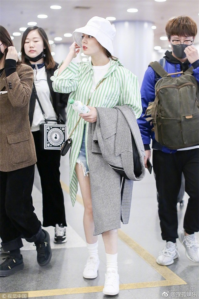 Đội mũ đánh cá, Địch Lệ Nhiệt Ba gây bão tại sân bay vì quá cute khi cười ngặt nghẽo - Ảnh 8.