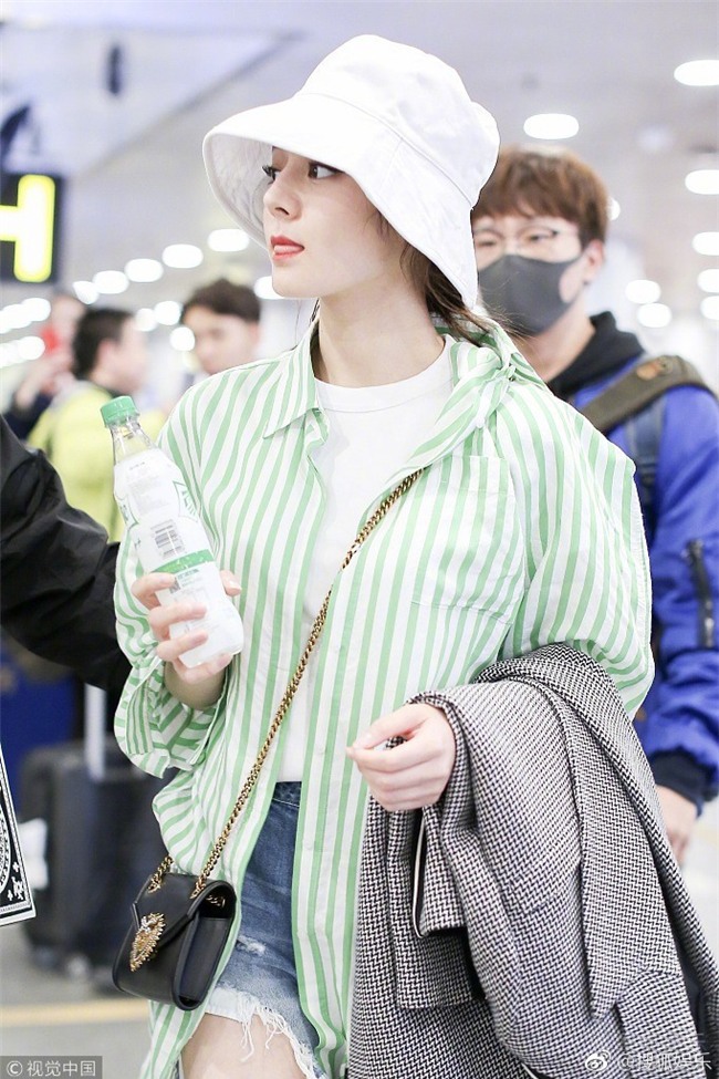 Đội mũ đánh cá, Địch Lệ Nhiệt Ba gây bão tại sân bay vì quá cute khi cười ngặt nghẽo - Ảnh 9.