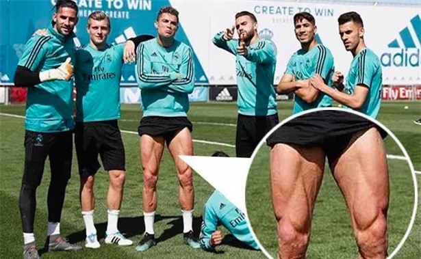 Ronaldo khoe bắp đùi cuồn cuộn cơ, sẵn sàng cho đại chiến với Bayern - Ảnh 1.