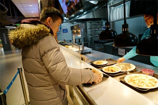 Khinh bạn trai đi ăn mà lại xin nilon gói đồ thừa mang về, cô gái trẻ bị mắng cho xấu hổ - Ảnh 2.