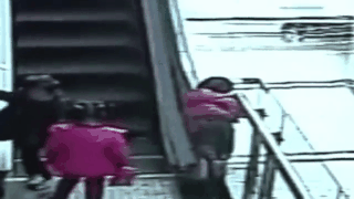 Tai nạn thang máy, cửa cuốn: Đôi khi cái chết thương tâm của trẻ nhỏ đến từ những hành động tưởng như vô hại - Ảnh 3.