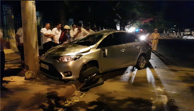 Ô tô mất lái tông trực diện vào xe máy, bé trai 1 tuổi tử vong, 3 người trọng thương - Ảnh 1.