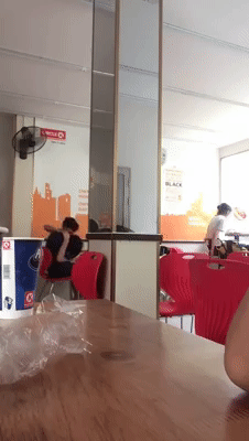 Hết âu yếm trong quán trà sữa, thêm một cặp đôi lại vô tư yêu ngay tại cửa hàng tiện lợi - Ảnh 1.