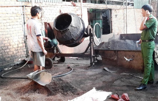 Kinh hoàng cà phê tẩm nhuộm chất độc từ viên pin - Ảnh 4.