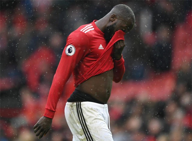 MU gây thất vọng sau khi tự dâng chức vô địch sớm cho Man City