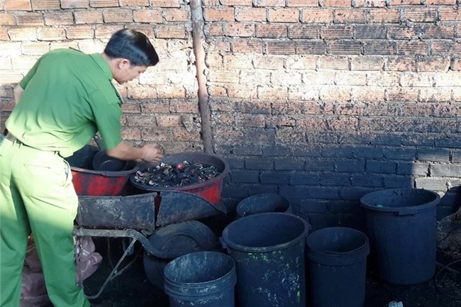 Chủ cơ sở nghi nhuộm cà phê bằng pin khai báo vòng vo - Ảnh 1.