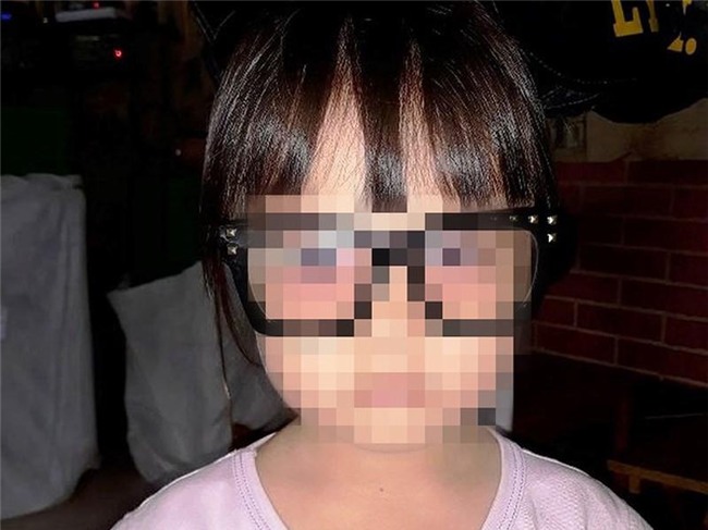 thong tin bat ngo vu be gai 5 tuoi mat tich sau khi ra quan ca phe cung bo me - 1