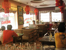 Cơm bụi, bún đậu đồng loạt tăng giá, nghịch lý càng ế càng đắt-4