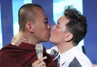 Cơ quan quản lý đang xem xét scandal “khóa môi nhà sư” của Mr. Đàm