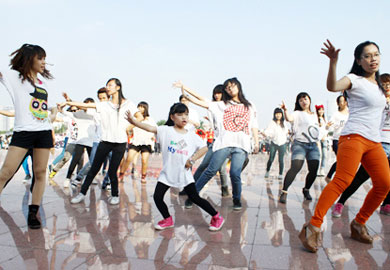 Đi đón thần tượng dự AAA nhưng chợt nhớ sắp phải thi IELTS, nữ sinh mang sách vở ra luyện đề ngay tại sân bay Nội Bài-3