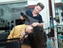 Mr Đàm trổ tài làm tóc cho các học trò The Voice