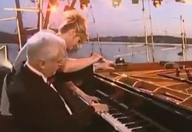 Chàng bảo vệ phiêu bên chiếc đàn piano: Khí chất con người không nằm ở trang phục hay nghề nghiệp-2