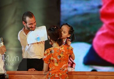 Cuộc gặp gỡ kì diệu giữa Nick Vujicic và cô bé không tay không chân