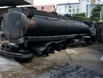 Công an khám nghiệm hiện trường cháy xe bồn ở cây xăng