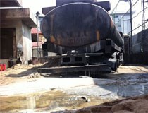 Cây xăng bị bùng cháy do rò rỉ xăng từ xe bồn