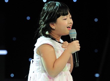 Cô bé 9 tuổi cầu xin HLV The Voice Kids đừng làm rối loạn