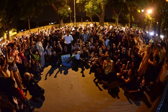 Hàng ngàn người hô vang trước nhà Đại tướng trong đêm