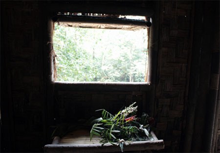 Dân Điện Biên Phủ đặt hoa rừng tưởng niệm ở lán Đại tướng