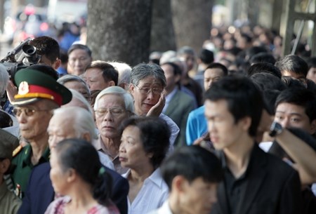 Đường Hoàng Diệu quá chật so với dòng người