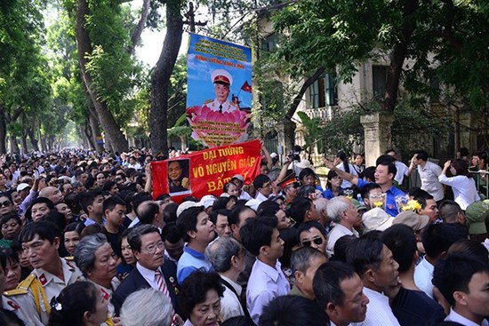 Biển người đổ về Hoàng Diệu thắp hương Đại tướng
