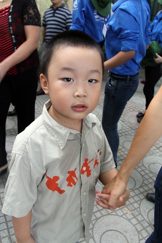 Thần đồng 4 tuổi xếp hàng vào viếng Đại tướng