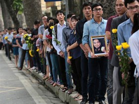 Hình ảnh dòng người hàng km chờ tiễn Tướng Giáp đậm nét trên báo nước ngoài