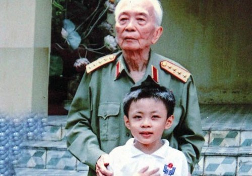 Thần đồng từng được chụp ảnh riêng với Đại tướng