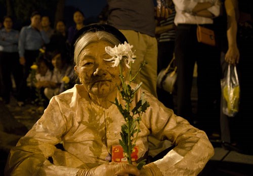 Xếp hàng từ nửa đêm chờ viếng Đại tướng