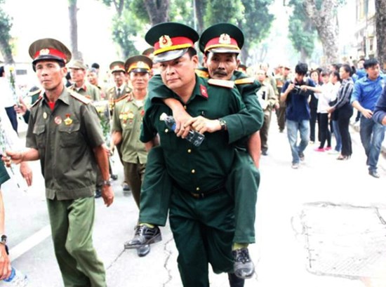 Quân nhân cõng nhau đến tiễn biệt Tướng Giáp