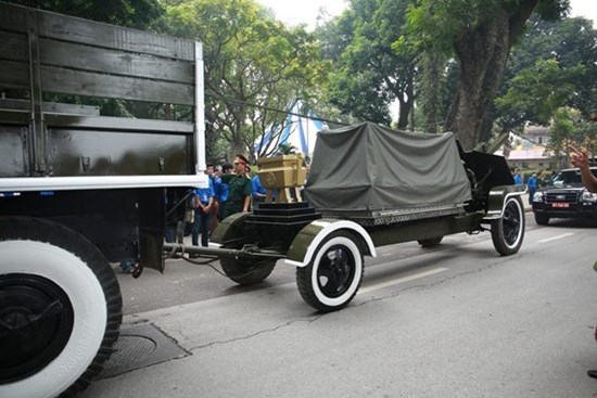 Đoàn 15 xe và pháo đưa tiễn Đại tướng chở những gì?