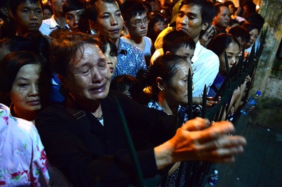 Cửa đóng lại, lệ tuôn rơi trên má người đến muộn