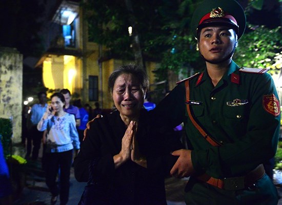 Hình ảnh rớt nước mắt thời khắc cửa nhà Đại tướng khép lại