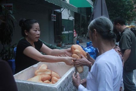 Gặp người phát bánh miễn phí ở nhà Đại tướng