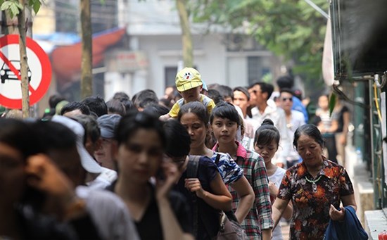 Nhịn cơm trưa, biển người chờ viếng Đại tướng