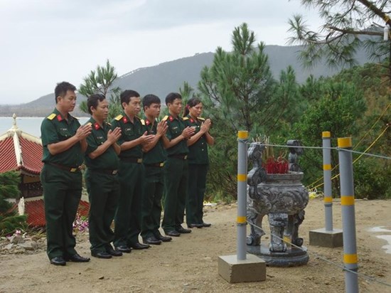 Tiểu đội đặc biệt tại khu mộ Tướng Giáp