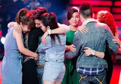 Hot boy, hot girl The Voice ôm nhau khóc nức nở đêm loại