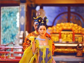 Võ Tắc Thiên Phạm Băng Băng tay trần đỡ dao cho vua