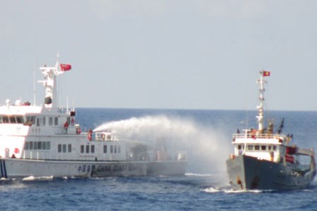 Đấu vòi rồng dữ dội trên vùng biển Hoàng Sa