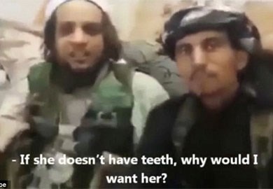 Clip: Bát nháo cảnh phiến quân IS mua bán phụ nữ tại “chợ nô lệ“