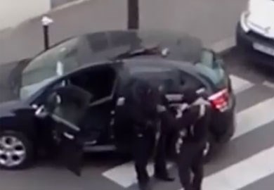 Video mới về hung thủ thảm sát Paris nã đạn vào cảnh sát
