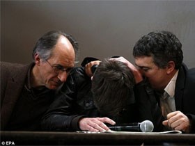 Họa sĩ thoát chết bật khóc ngày báo Charlie Hebdo phát hành lại