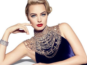 Nữ diễn viên sexy nghẹt thở, đeo trang sức xa xỉ gần 600 tỷ đồng là ai?插图1